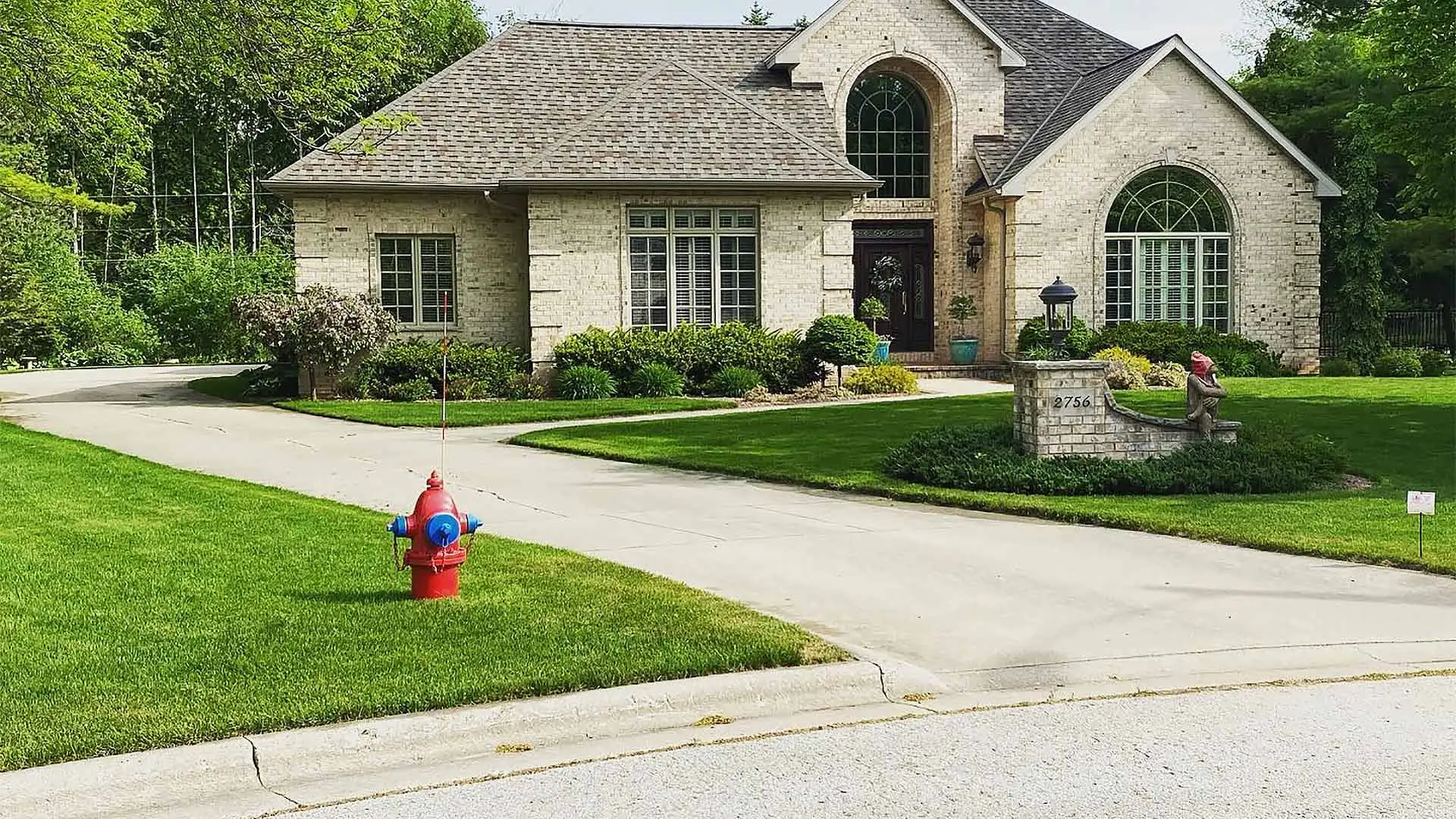 Appleton, WI home with weed control lawn services.